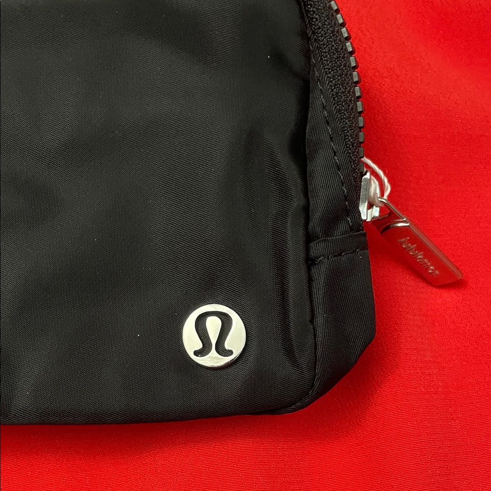 lululemon- Everywhere Belt/Crossbody Bag - Picture 8 of 8